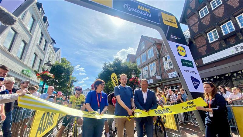 Premiere 2025 für Buxtehude: Bürgermeisterin Oldenburg-Schmidt, Cyclassics-Chef Pietsch und Landrat Seefried (von links) vor dem Profi-Start bei den Cyclassics.