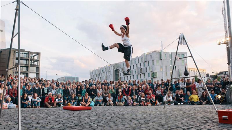 Premiere: Am Sonntag, 26. April, erwartet die Besucher des Altländer Blütenfests in Jork ein Straßenkünstlerfestival.