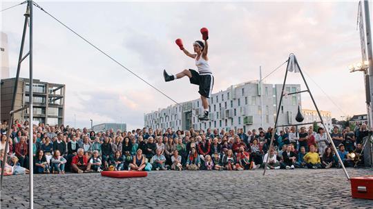 Premiere: Am Sonntag, 26. April, erwartet die Besucher des Altländer Blütenfests in Jork ein Straßenkünstlerfestival.