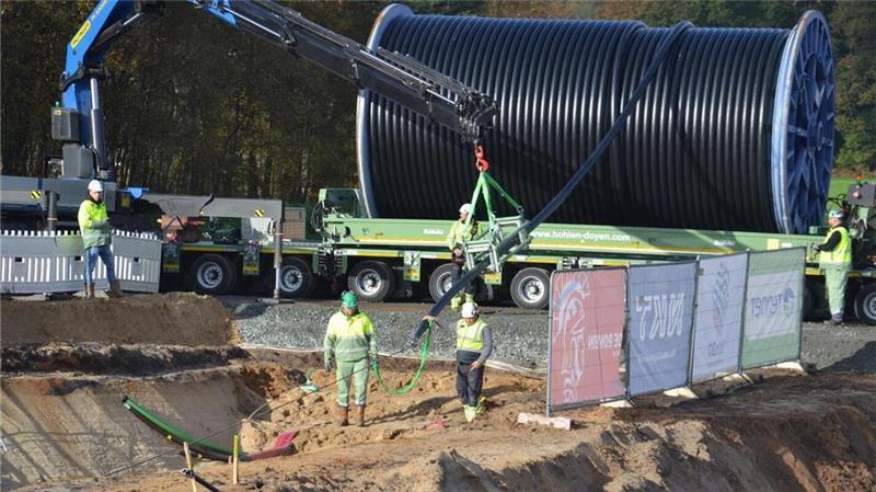 Suedlink: Tennet verlegt den ersten Kabelabschnitt bei Heeslingen Premiere: Das erste Stromkabel kommt in die Erde. 1900 Meter Kabel sind auf die Trommel gerollt.
