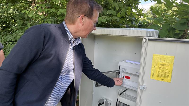 Wasser marsch: Fontäne im Harsefelder Klosterteich jetzt in Betrieb Premiere: Peter Walthart legt den Schalter für die Wasserfontäne auf dem Klosterteich um.