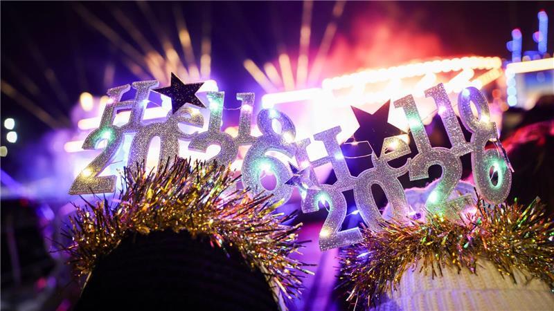 Premiere am Wasser: Besucherinnen erleben ZDF-Silvestershow in Hamburgs Hafencity