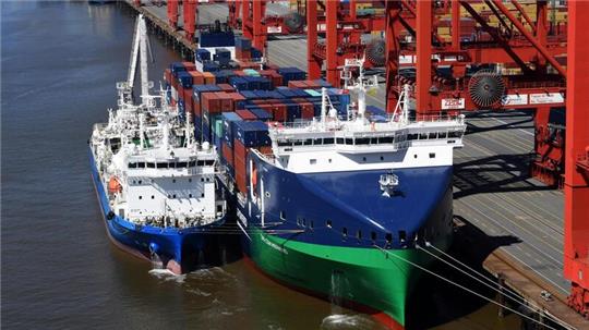 Premiere an der Stromkaje in Bremerhaven: Erstmals ist dort Flüssigerdgas von Schiff zu Schiff gebunkert worden. LNG erhielt das Container-Feederschiff „CMA CGM Mermaid“ von dem Tankschiff „Kairos“.