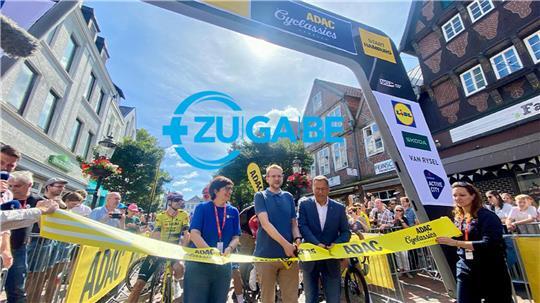 Premiere für Buxtehude: Bürgermeisterin Oldenburg-Schmidt, Cyclassics-Chef Pietsch und Landrat Seefried (von links) vor dem Profi-Start bei den Cyclassics.