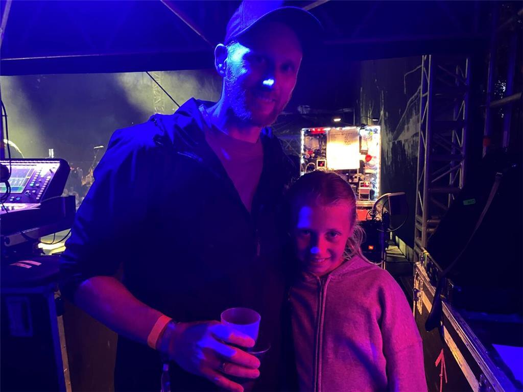 Premiere für Vater und Tochter: Backstage beim Soundcheck für das krönende Final...
