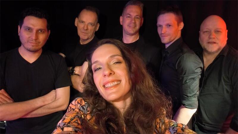Premiere für die Tape Vibes: Sängerin Jasmin Antic gibt einem brandneuen Bandprojekt ihre Stimme.