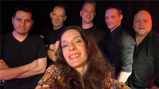 Premiere für die Tape Vibes: Sängerin Jasmin Antic gibt einem brandneuen Bandprojekt ihre Stimme.