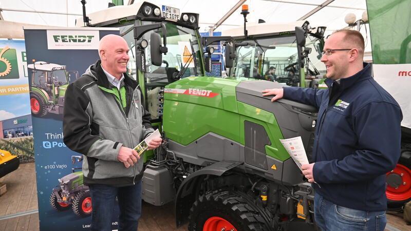 Darum werden diese Apfelsorten streng bewacht Premiere im Alten Land: Thomas Fischer und Jonas Meyer präsentieren auf dem Brockmann Landtechnik-Stand den ersten Elektro-Schlepper von Fendt.
