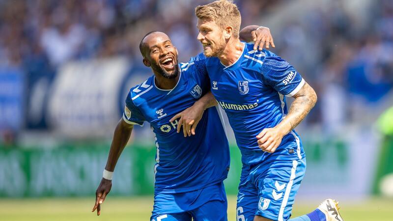 Karaman sichert Schalke Punkt in Magdeburg Premiere im Magdeburg-Trikot: Marcus Mathisen (r) freut sich mit Silas Gnaka über seinen Ausgleich.