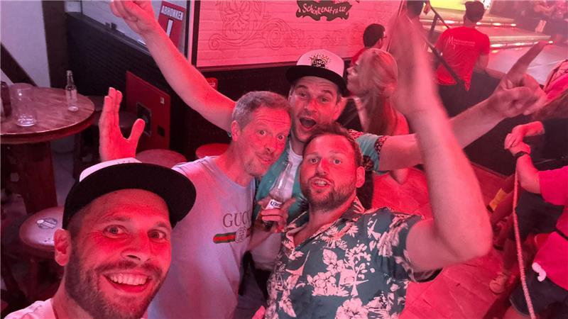 Premiere mit „Saufen an ‚nem See“: Reis Against The Spülmaschine und Kings of Günter nach dem gemeinsamen Auftritt im Bierkönig auf Mallorca.