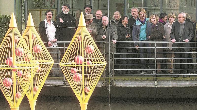 Ein kunstinteressiertes Publikum betrachtet die von Kunstinsel-Erfinder Jürgen K. F.  Rohde gestaltete Installation „Rhombonaden“ inmitten des Westvivers