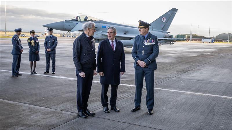 Premierminister Keir Starmer (M) und der norwegische Premierminister Jonas Gahr Store (l) unterhalten sich.