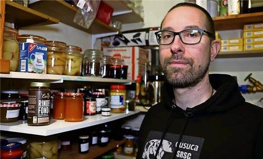 Prepper Marius Görnand zeigt seinen Keller. Er hat ein Notstromaggregat und Verpflegung für mehrere Tage vorrätig. Foto: Hornberg/epd