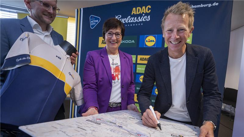 Pressekonferenz im Buxtehuder Stadthaus: Bürgermeisterin Katja Oldenburg-Schmidt, Matthias Pietsch vom Veranstalter A.S.O. Germany (links) und Fabian Wegmann, Sportlicher Leiter der Cyclassics.