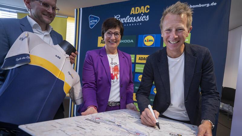 Pressekonferenz im Buxtehuder Stadthaus: Bürgermeisterin Katja Oldenburg-Schmidt, Matthias Pietsch vom Veranstalter A.S.O. Germany (links) und Fabian Wegmann, Sportlicher Leiter der Cyclassics.