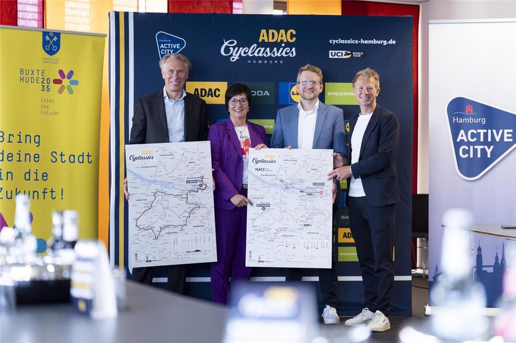 Pressekonferenz im Buxtehuder Stadthaus: Bürgermeisterin Katja Oldenburg-Schmidt...