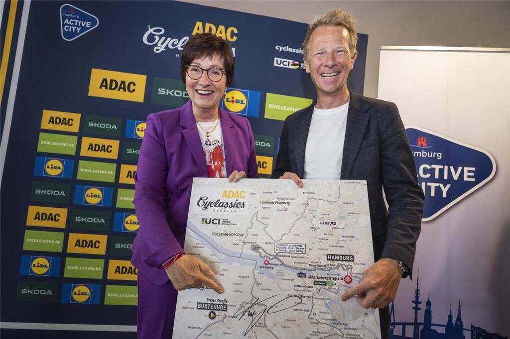 Pressekonferenz im Buxtehuder Stadthaus: Bürgermeisterin Katja Oldenburg-Schmidt...