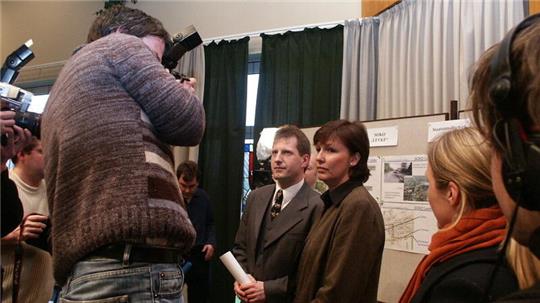 Pressekonferenz im Cuxhavener Kreishaus am 8. Januar 2005: Karsten Bettels, Leiter der Soko "Levke", und Petra Guderian, Leiterin der Soko in Rotenburg. Am Tag zuvor hatte der Täter auch den Mord an einem kleinen Jungen aus Neu-Ebersdorf gestanden.