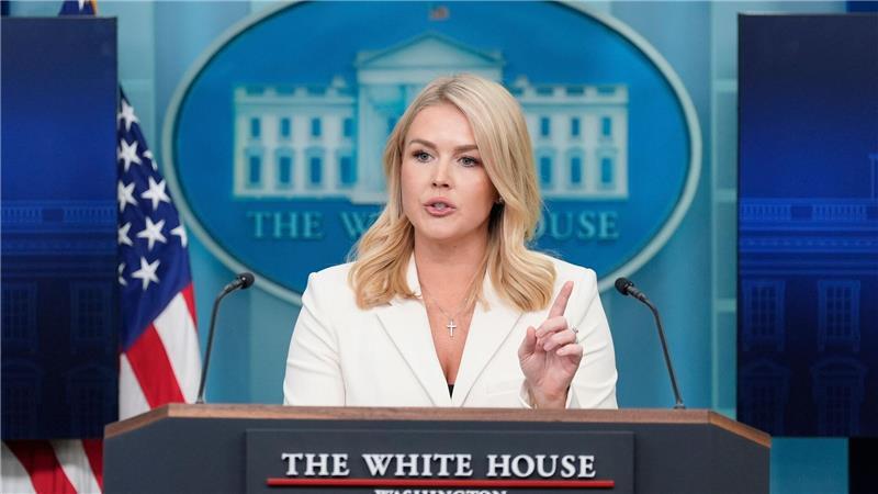 Pressesprecherin Karoline Leavitt erklärte dem Bericht zufolge, dass es ein politischer Grundsatz sei, dass das Weiße Haus Reportern nicht antworte, die Pronomen in ihren Signaturen hätten.