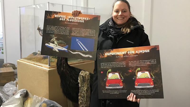 Pressesprecherin Katharina Jothe hat gerade die neuen Texttafeln ausgepackt.