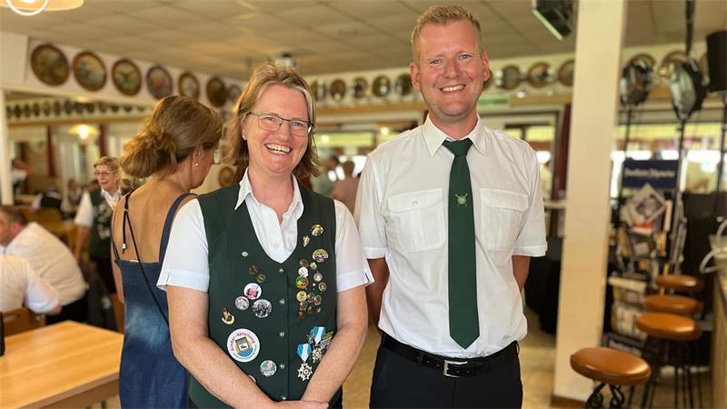 Vogel, Bogen, Keiler: Harsefelds Nachwuchs zeigt sich zielsicher Pressewartin Anja Gienke und Martin Schlicht, Vizepräsident der Sportabteilung.