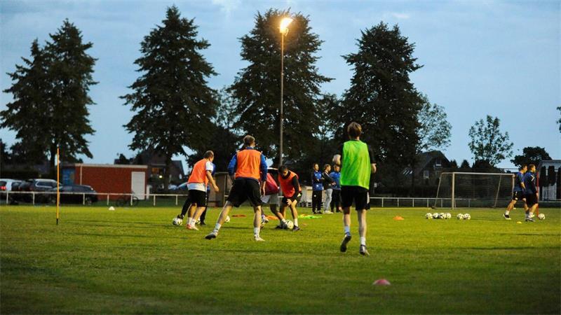 Zwischen Harry Kane und SG Lühe: Frithjof Hansen coacht Heimatverein Pressing, Gegenpressing und Umschalten stehen an diesem Abend auf dem Plan.