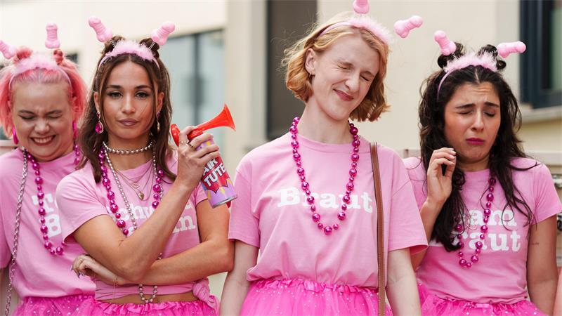 Pretty in Pink beim Junggesellinnenabschied für Sandra (Klara Lange, 2. von rechts) mit Sandy Koslowski (Cosima Henman, 2. von links) und den Frreundinnen Mira (Jona Pausacker, links) und Melek (Danai Chatzipetrou, rechts).