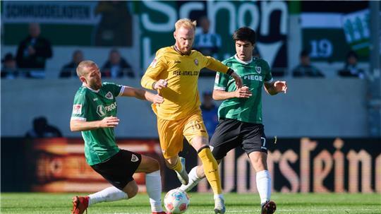 Preußen Münster (grün) und Dynamo Dresden (gelb) lieferten sich einen offenen Schlagabtausch.