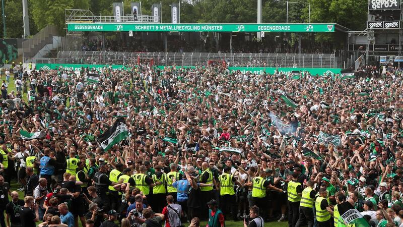 Wundersamer Durchmarsch: Münster feiert Zweitliga-Rückkehr Preußen Münster ist in die 2. Bundesliga aufgestiegen.
