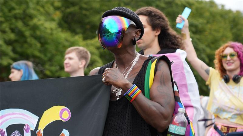 Bilder des Tages Pride-Demo: Ein Teilnehmer trägt ein bunt schillerndes Visier bei einer Demonstration in Berlin unter dem Motto: „Inta* Pride Berlin 2025 - we exist!“.
