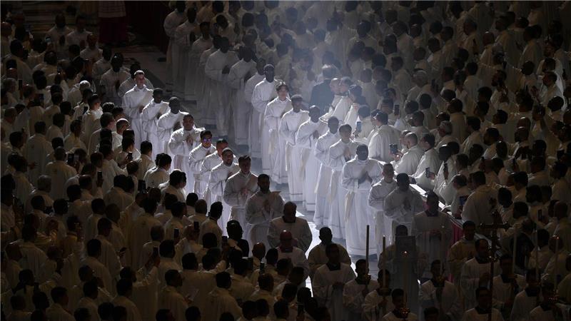 Bilder des Tages Priesterweihe im Lichtstrahl