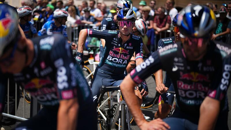 Primoz Roglic (M) hat in der Gesamtwertung als Vierter einen Rückstand von 1:36 Minute auf Spitzenreiter Tadej Pogacar.