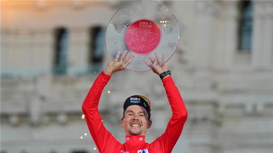 Primoz Roglic jubelt im Roten Trikot des Gesamtführenden bei der Vuelta.