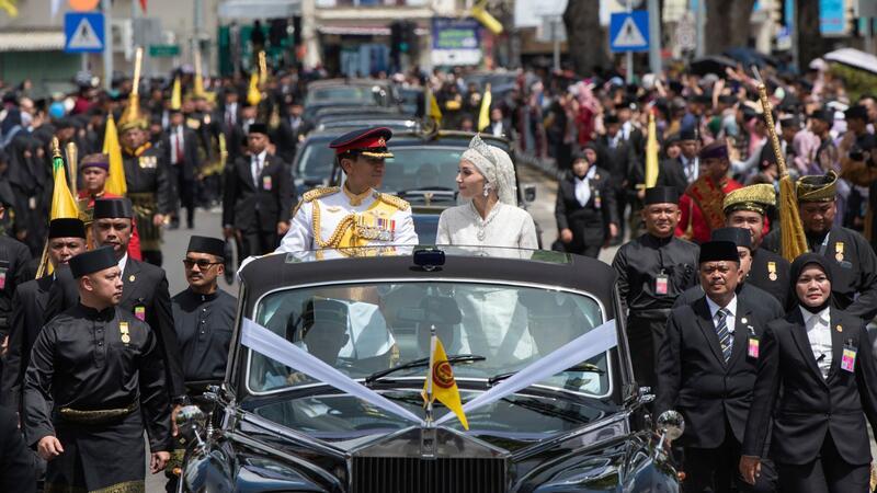 Prinz von Brunei feiert zehn Tage Hochzeit  Prinz Abdul Mateen und seine Braut Anisha Rosnah werden im offenen Rolls Royce durch die Straßen von  Bandar Seri Begawan gefahren.