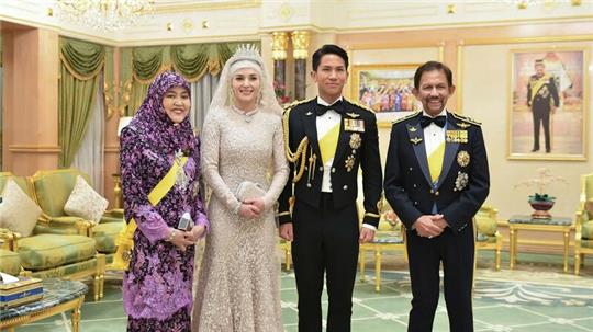 Prinz Abdul Mateen von Brunei (2.v.r) mit seiner Braut Anisha Rosnah (2.v.l) neben  Königin Hajah Saleha (l.) und dem Sultan Hassanal Bolkiah (r).