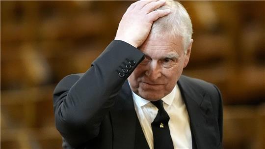 Prinz Andrew legt im Zuge des Epstein-Skandals Titel und Ehrungen ab. (Archivbild)