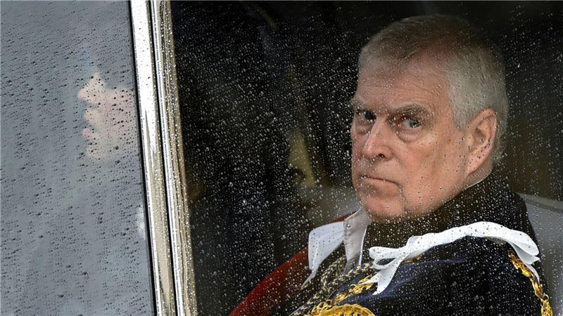 „Genug ist genug“ - Der tiefe Fall von Prinz Andrew Prinz Andrew legt im Zuge des Epstein-Skandals Titel und Ehrungen ab. (Archivbild)