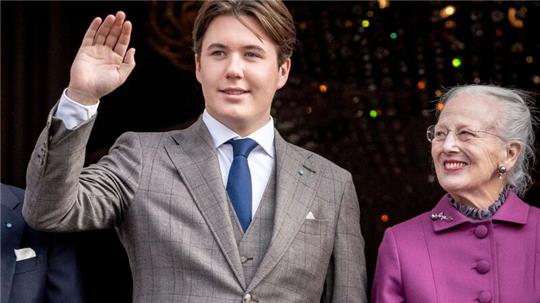 Prinz Christian neben Königin Margrethe II. von Dänemark an seinem 18. Geburtstag auf Schloss Amalienborg.
