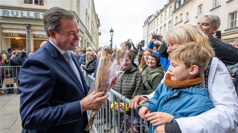 Neue Generation: Luxemburg steht vor Thronwechsel Prinz Guillaume, Erbgroßherzog von Luxemburg, bedankt sich nach seiner Ernennung zum „Lieutenant-Représentant“ vor dem Palast bei Bürgern.