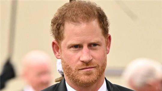 Prinz Harry hat sich mit einem Verlag auf einen außergerichtlichen Vergleich geeinigt.
