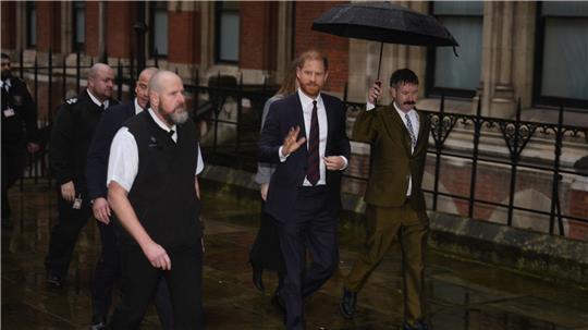 Prinz Harry trifft vor seiner Zeugenaussage in der Klage gegen die „Daily Mail“ am Gericht in London ein. 