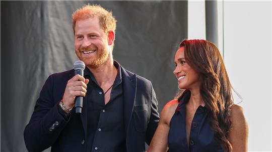 Prinz Harry und Herzogin Meghan packen in einer Gemeinschaftsküche mit an. (Archivbild) 