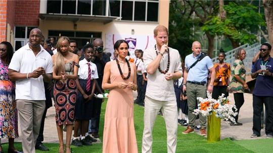 Prinz Harry und seine Ehefrau Herzogin Meghan besuchen Kinder in der Lights Academy in Abuja, Nigeria.