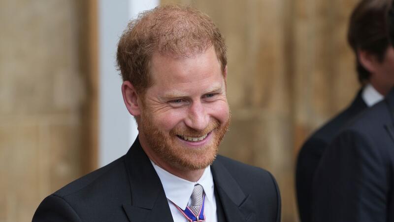 Vor einem Jahr wurde König Charles gekrönt Prinz Harry vor einem Jahr nach der Krönung von König Charles III. und Königin Camilla.