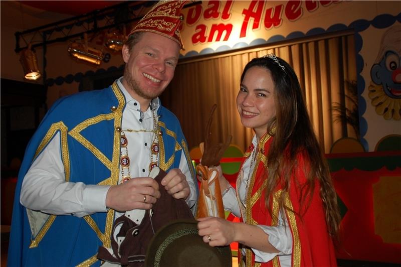 Ahlerstedter Prinzenpaar freut sich auf Rückkehr des Karnevals im Auetal Prinz Nils und Prinzessin Anna-Maria legen zu später Stunde ihr Prinzengewand ab und haben aus ihrem Fundus bereits Verkleidungen als Bambi und Jäger herausgesucht. Fotos: Laudien