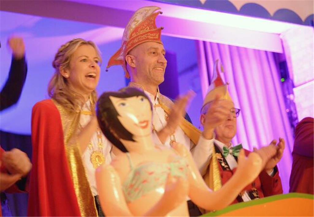 Prinz Thomas Pergmann und Prinzessin Nadine sind stolz auf den Ahlerstedter Karn...