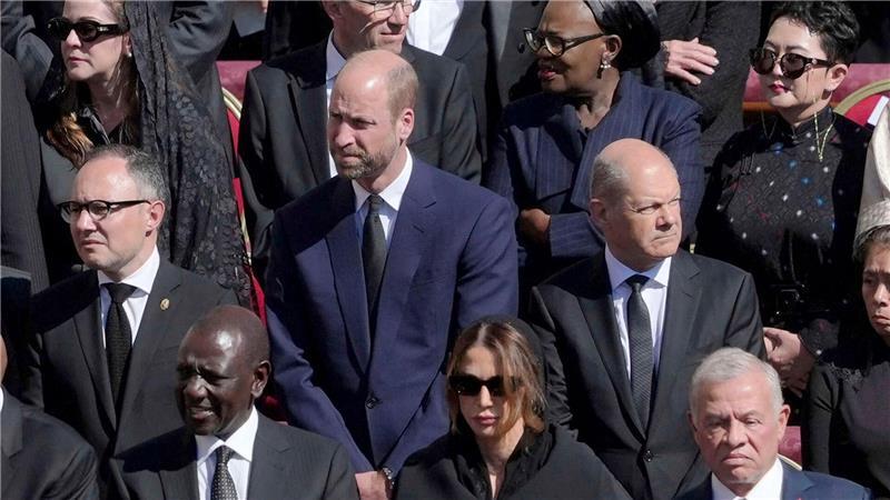 Prinz William ist neben Bundeskanzler Olaf Scholz.