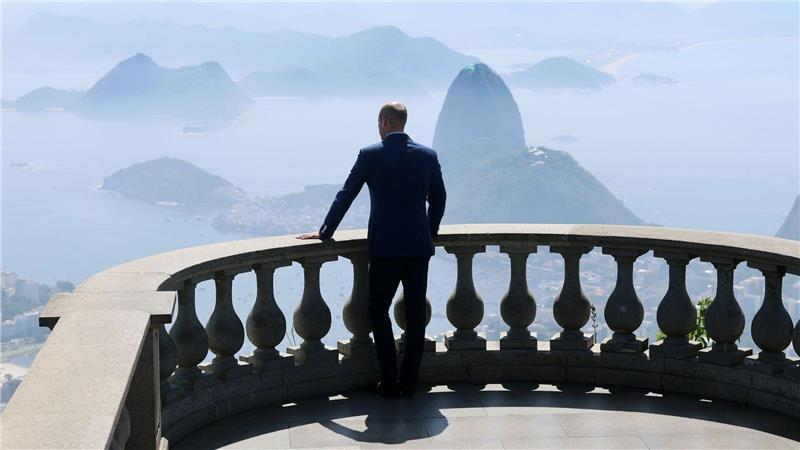 Prinz William schaut von einem Aussichtspunkt an der Christusstatue auf dem Berg Corcovado in Rio de Janeiro auf den Zuckerhut.