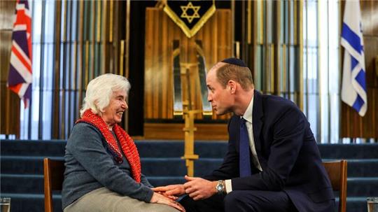 Prinz William unterhält sich mit der Holocaust-Überlebenden Renee Salt (94).
