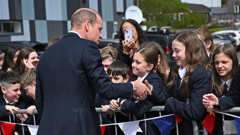 Nach Einladung per Brief: Prinz William besucht Schulprojekt Prinz William wird Sandwell freudig begrüßt.